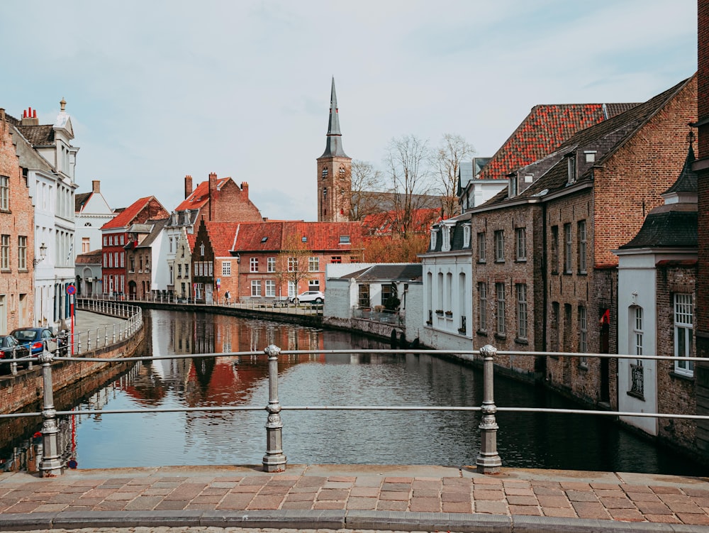 Weißes und braunes Betongebäude am Fluss tagsüber