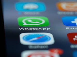 smartphone screen showing icons with icons