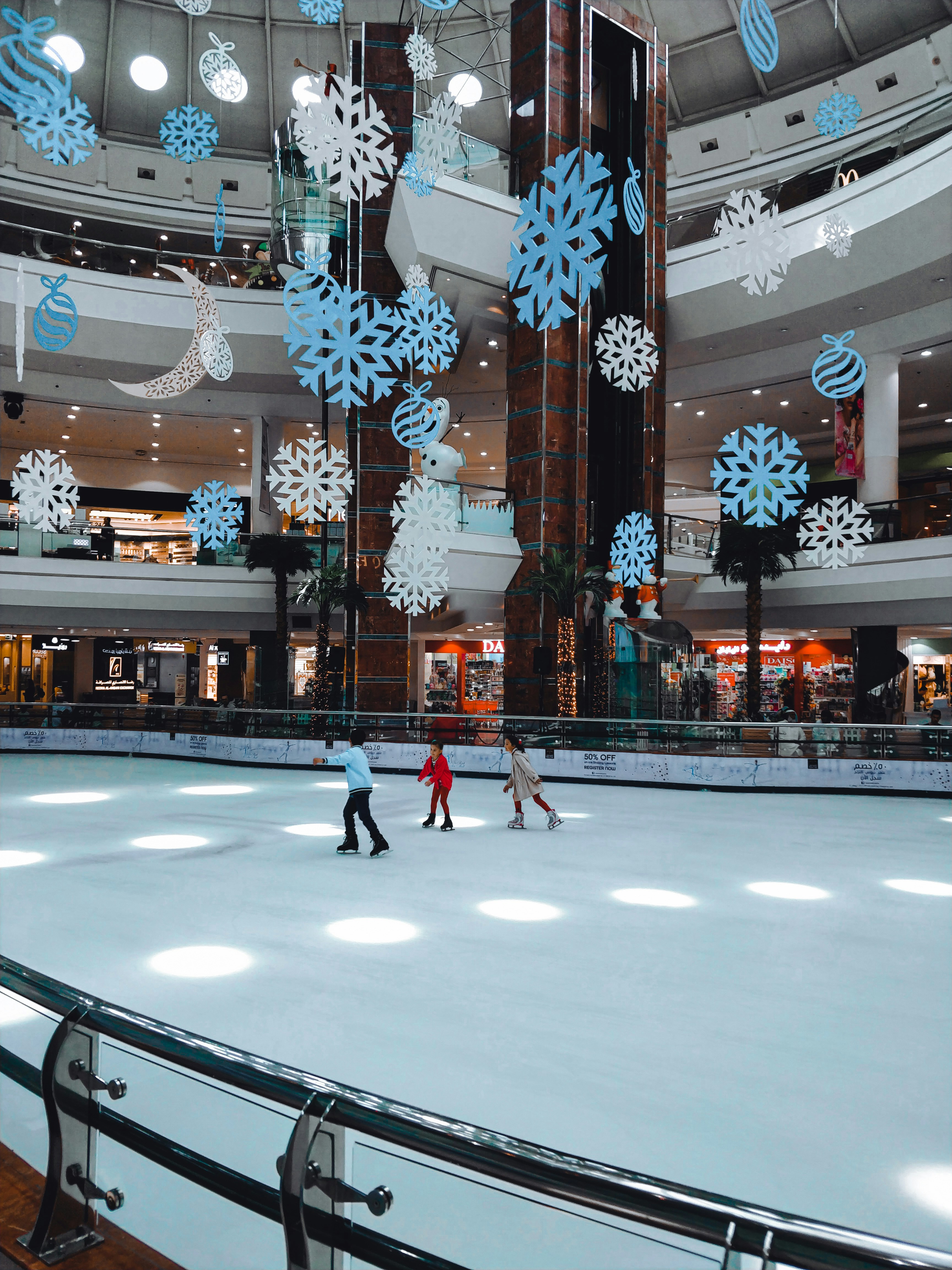 Enfant québécois heureux avec ses nouveaux patins de hockey, patinoire intérieure lumineuse