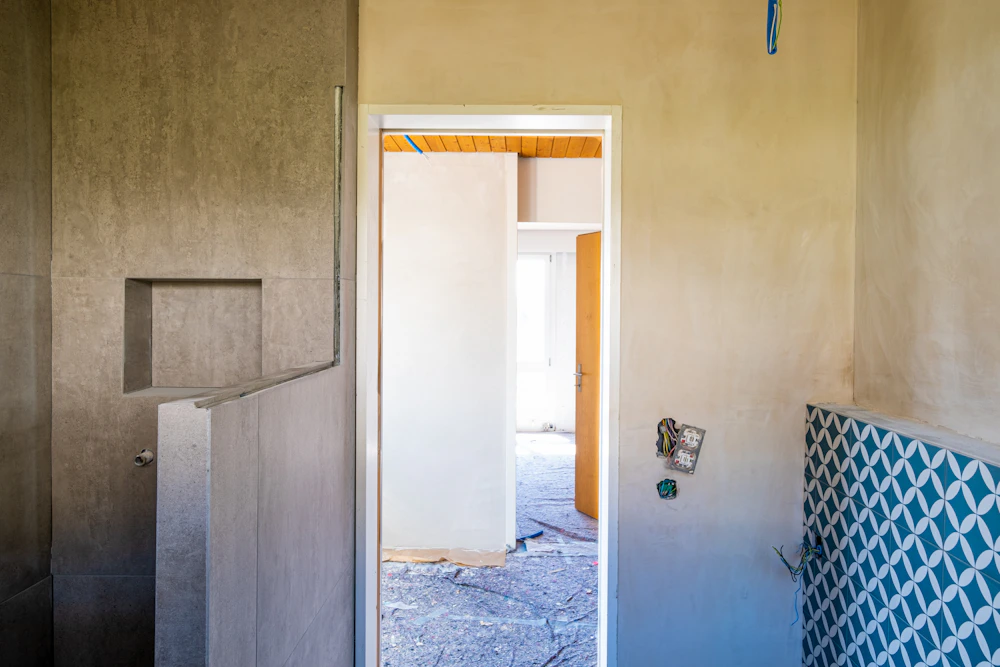 Antes: habitación en obra con yeso fresco y suelo protegido