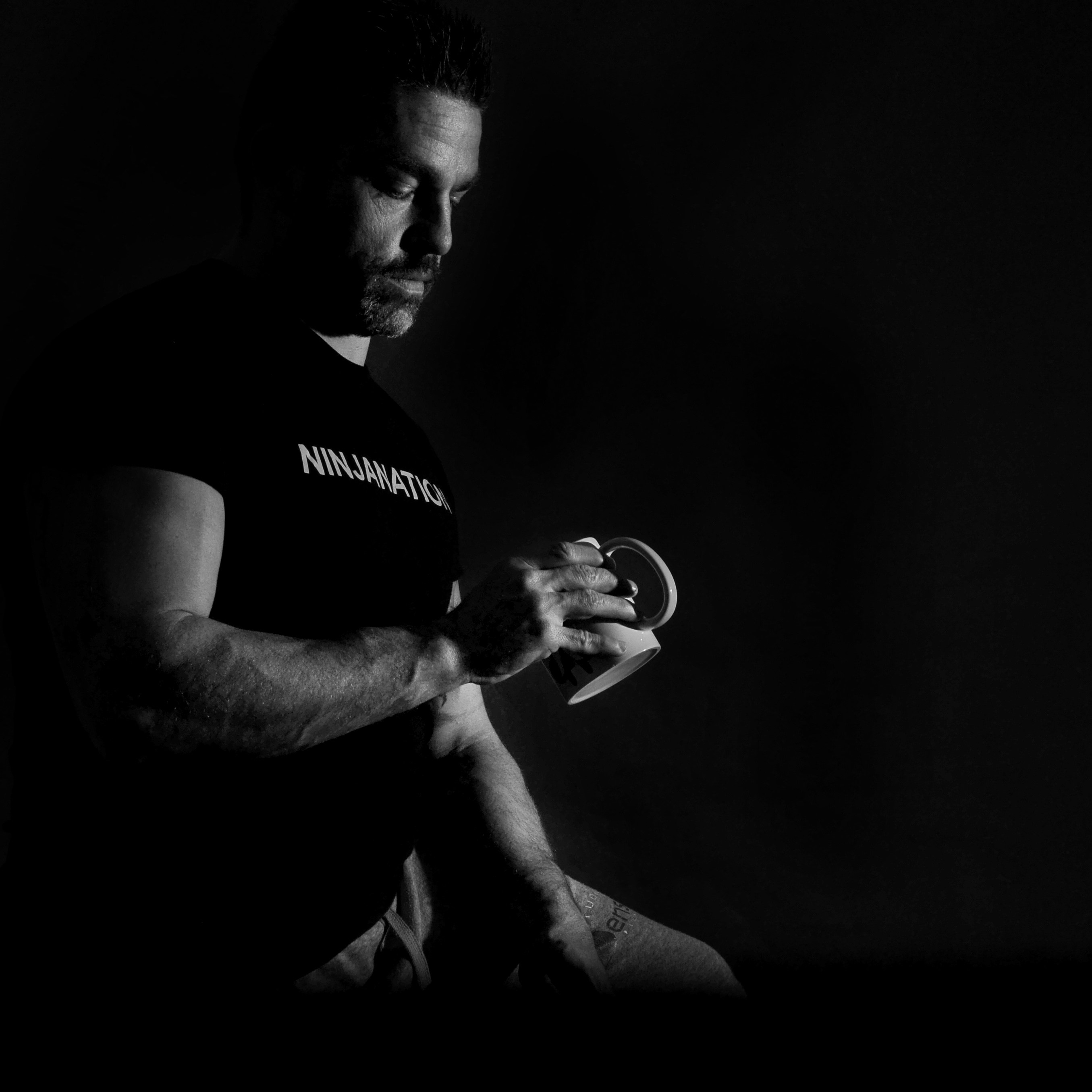 homem em preto e branco adidas gargalo da tripulação t-shirt bebendo de garrafa