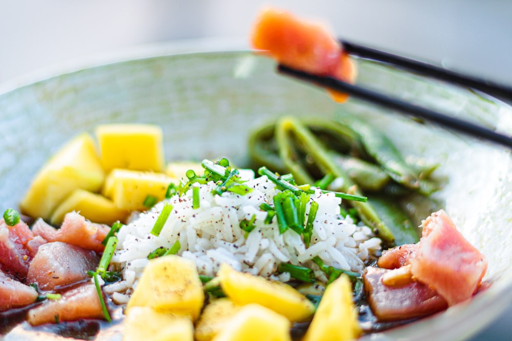 insalata di verdure su ciotola di ceramica bianca