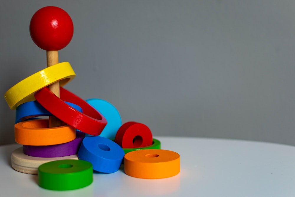 juguete de plástico azul, verde, amarillo y rojo