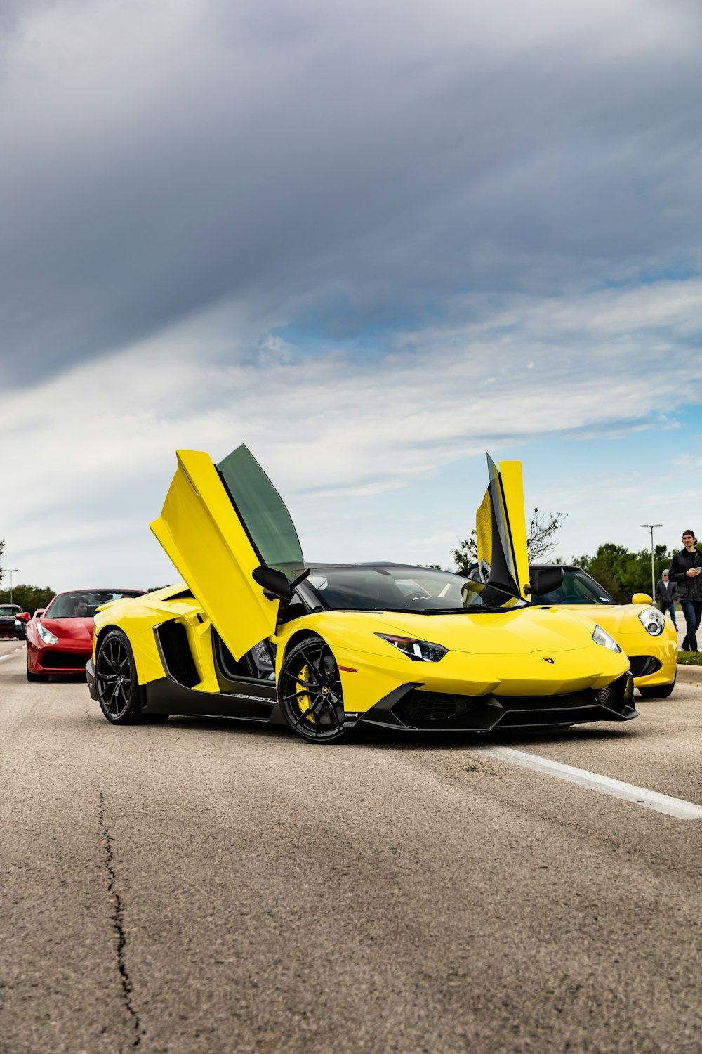 Gelber Ferrari 458 Italia tagsüber unterwegs