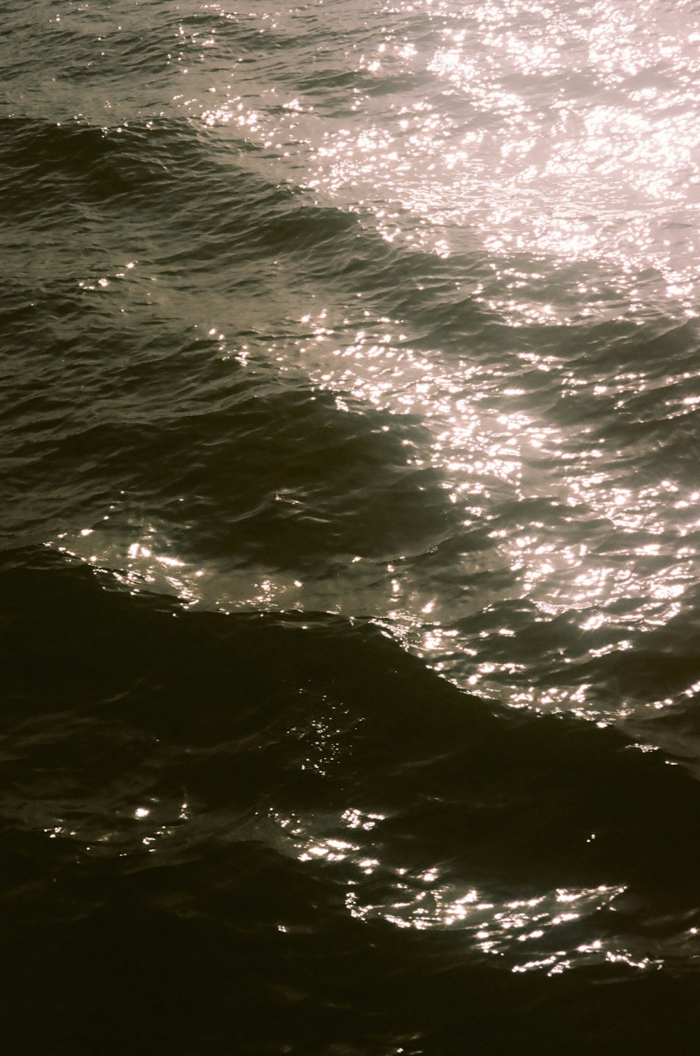 specchio d'acqua durante il giorno