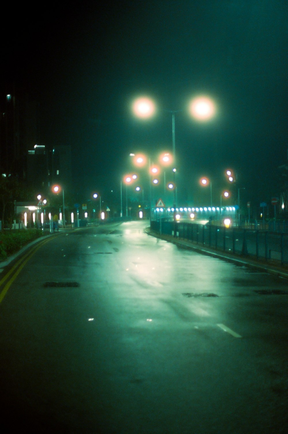 luzes de rua acesas durante a noite