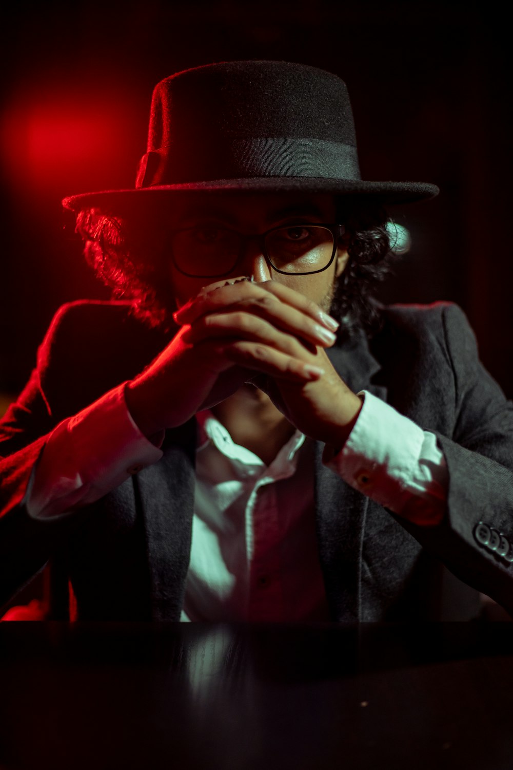 Hombre con chaqueta de traje negro con sombrero rojo