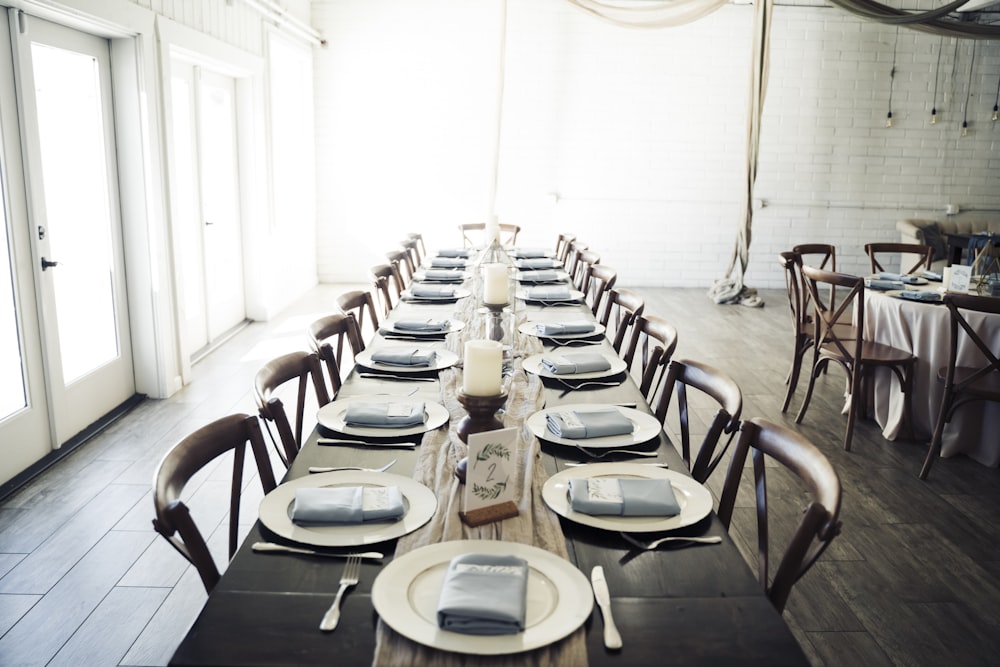 white round table with chairs