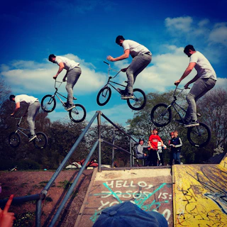 Riders doing a synchronized jump during an urban BMX event organized by Ruckstars.