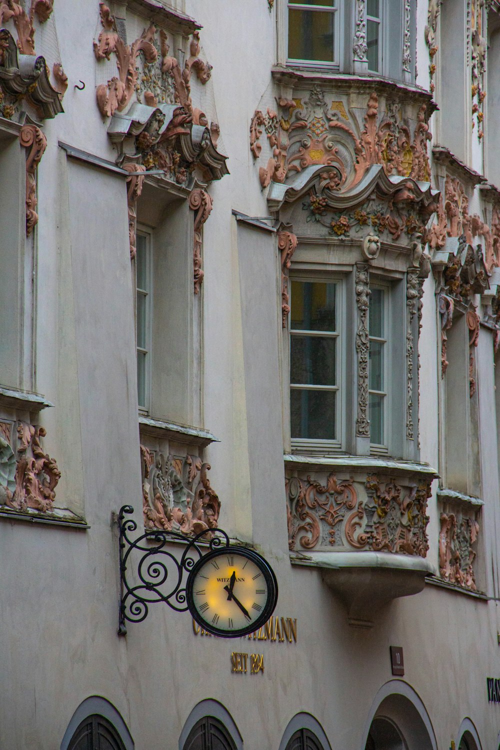 black round wall clock at 10 00