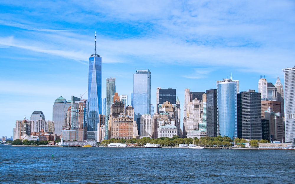 Skyline della città attraverso lo specchio d'acqua durante il giorno