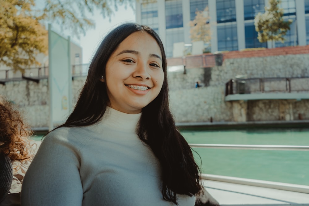 Foto Mujer con camisa de manga larga de cuello alto blanca – en Unsplash