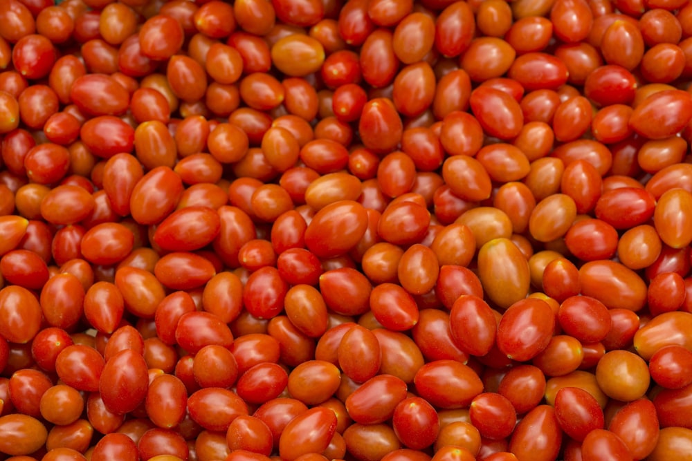 Frutas redondas rojas en plato de cerámica blanca