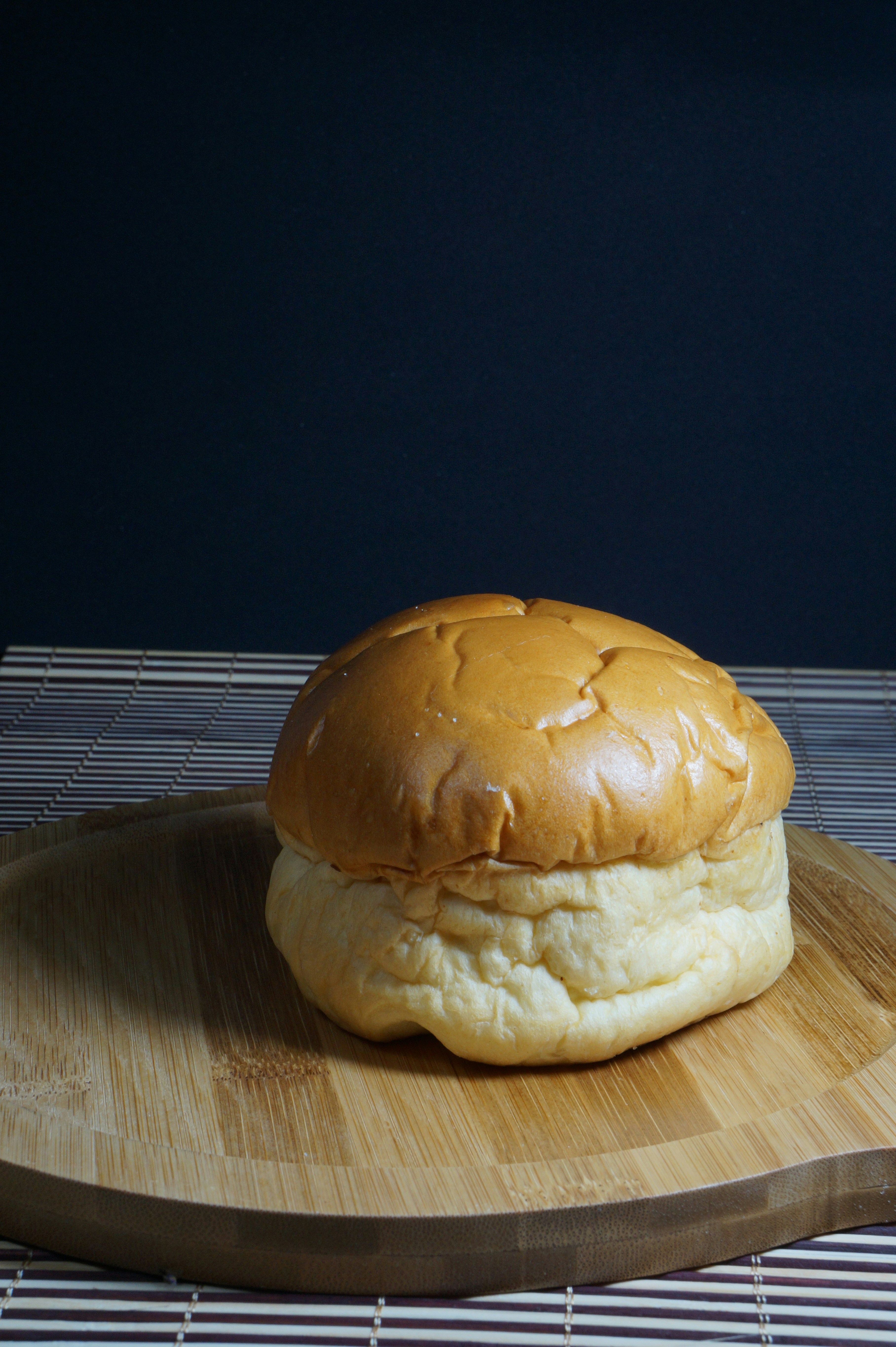 burger di atas meja kayu coklat