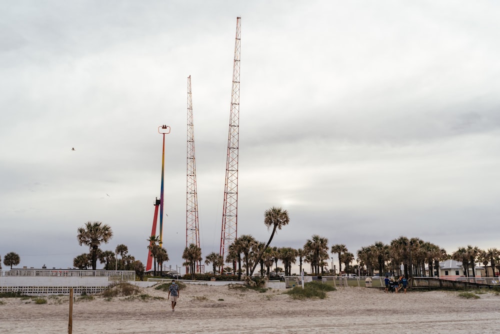 Persone in piedi vicino alla torre rossa e bianca durante il giorno