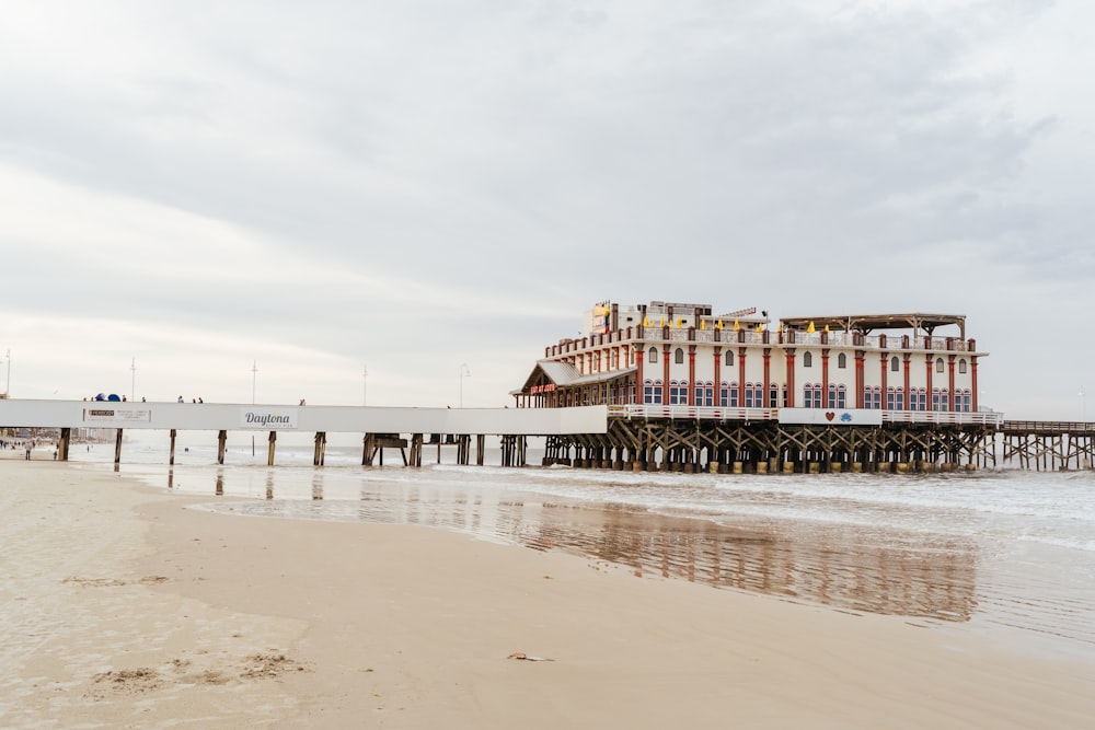 Bâtiment rouge et blanc sur la plage pendant la journée