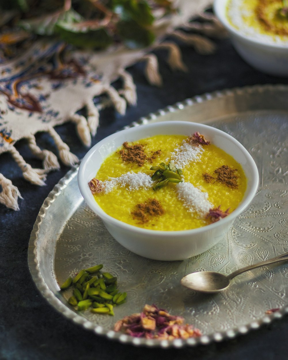 Cuenco de cerámica blanca con sopa