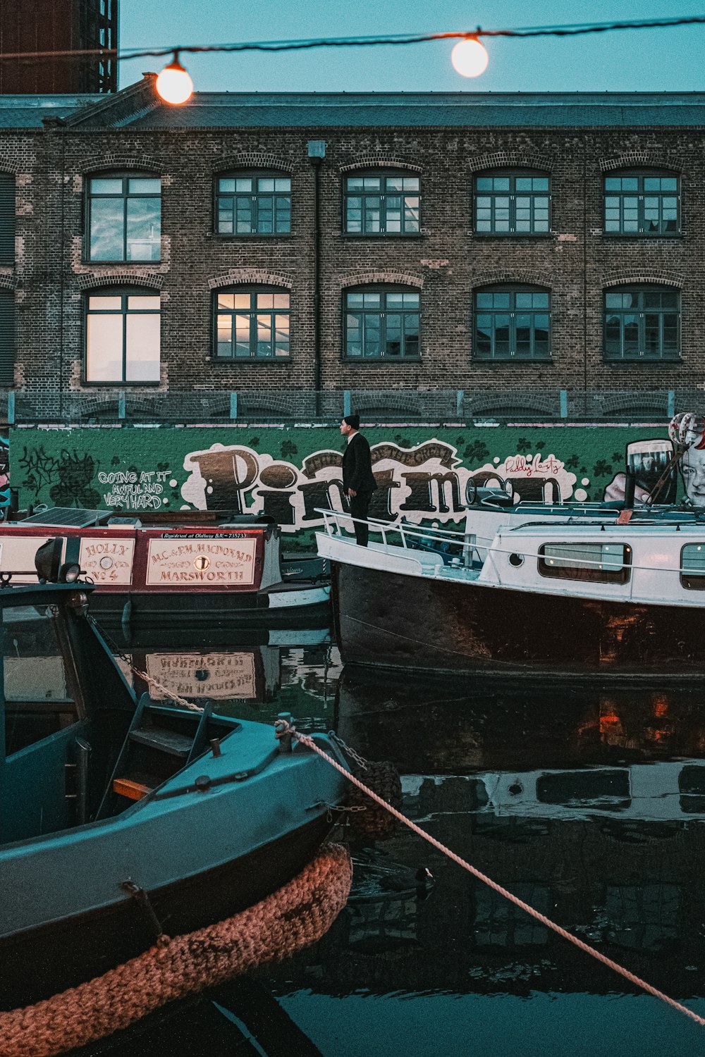 Menschen, die tagsüber auf dem Boot sitzen