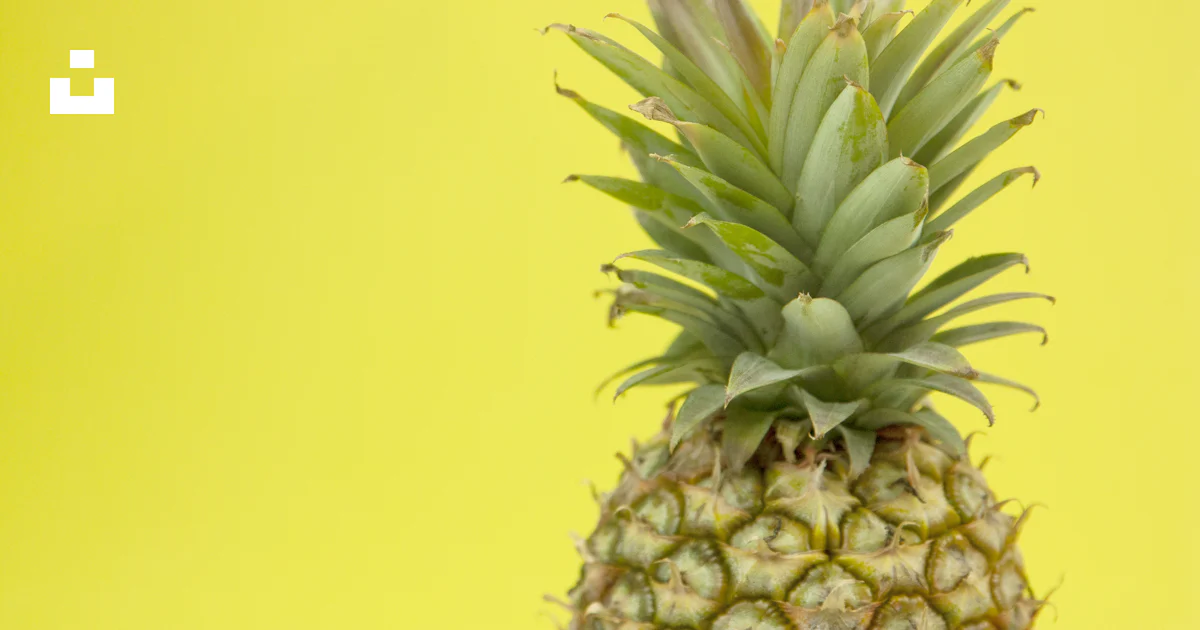 Foto Fruta de piña sobre fondo amarillo – Imagen Verde gratis en Unsplash