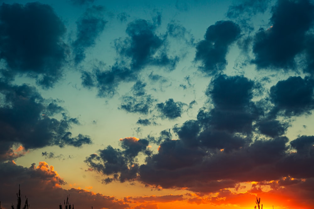 blauer und oranger bewölkter Himmel bei Sonnenuntergang