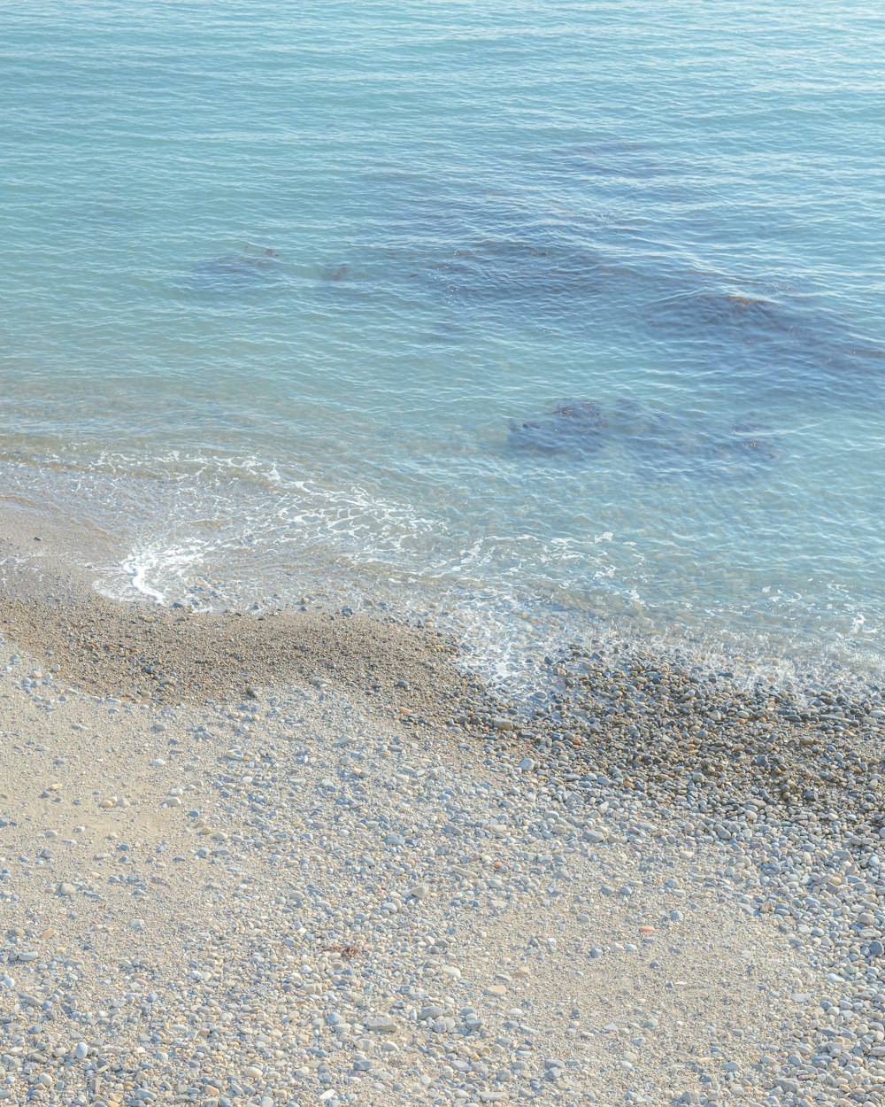 sea waves crashing on shore during daytime