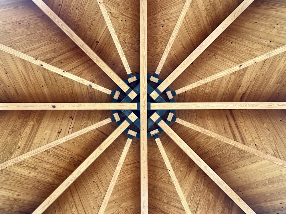techo de madera azul y marrón
