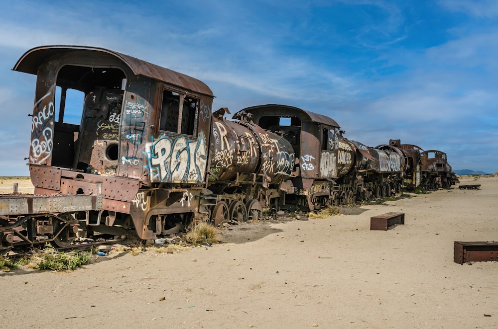 trem marrom e preto na areia marrom durante o dia