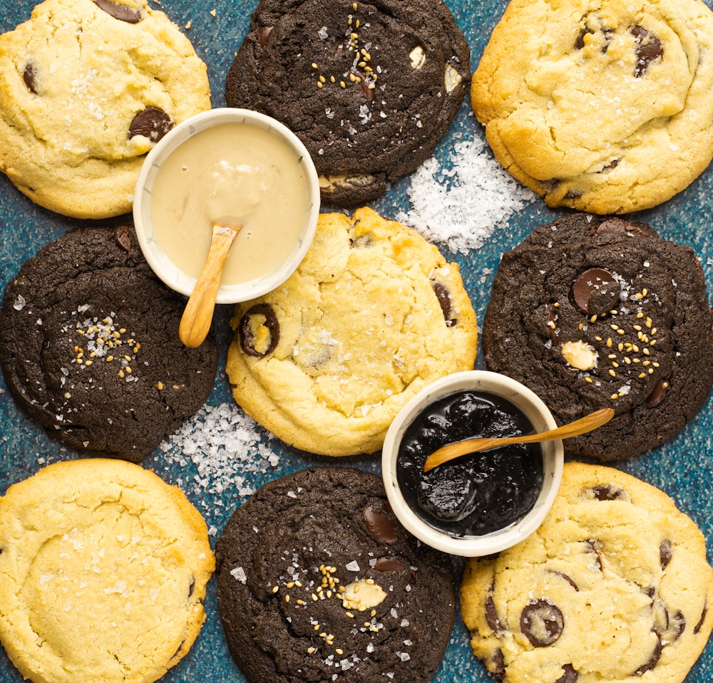 Tazza in ceramica bianca su biscotti marroni