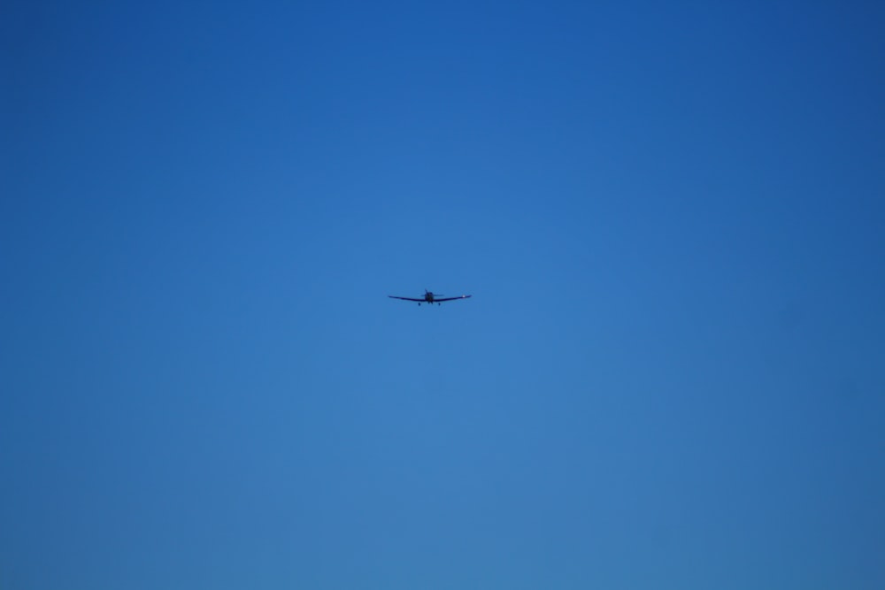 airplane in mid air during daytime