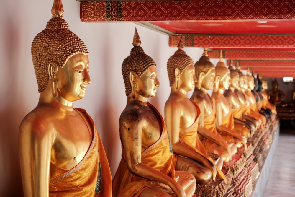 Statua di Buddha in oro su tessuto rosso e bianco