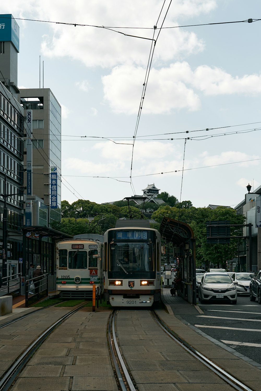 tram giallo e nero su strada durante il giorno