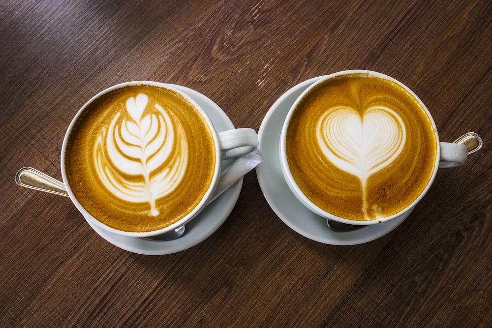 taza de cerámica blanca con capuchino