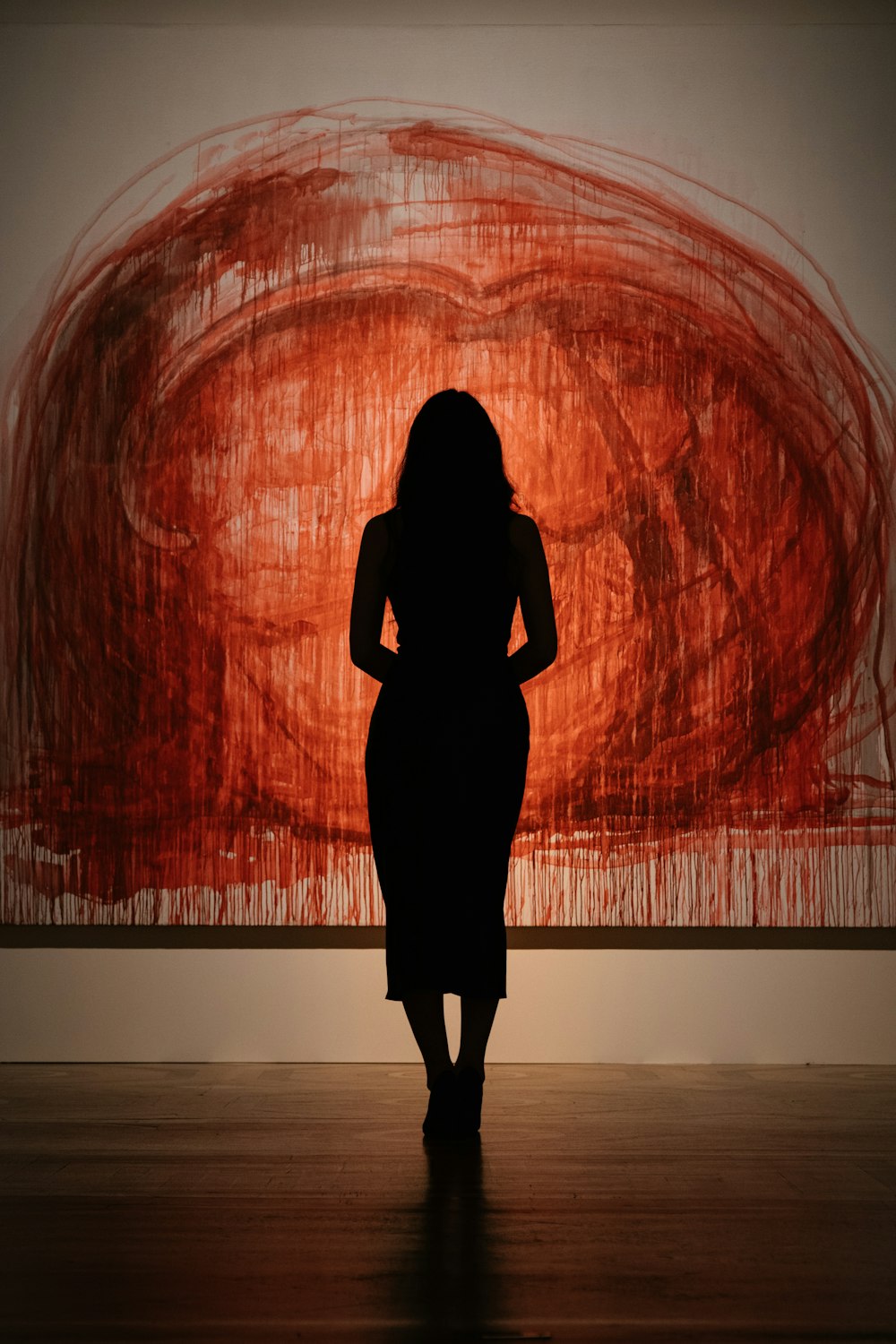 silhouette de femme debout devant la lumière rouge
