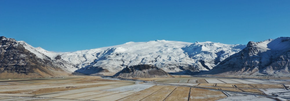 montagna coperta di neve sotto il cielo blu durante il giorno