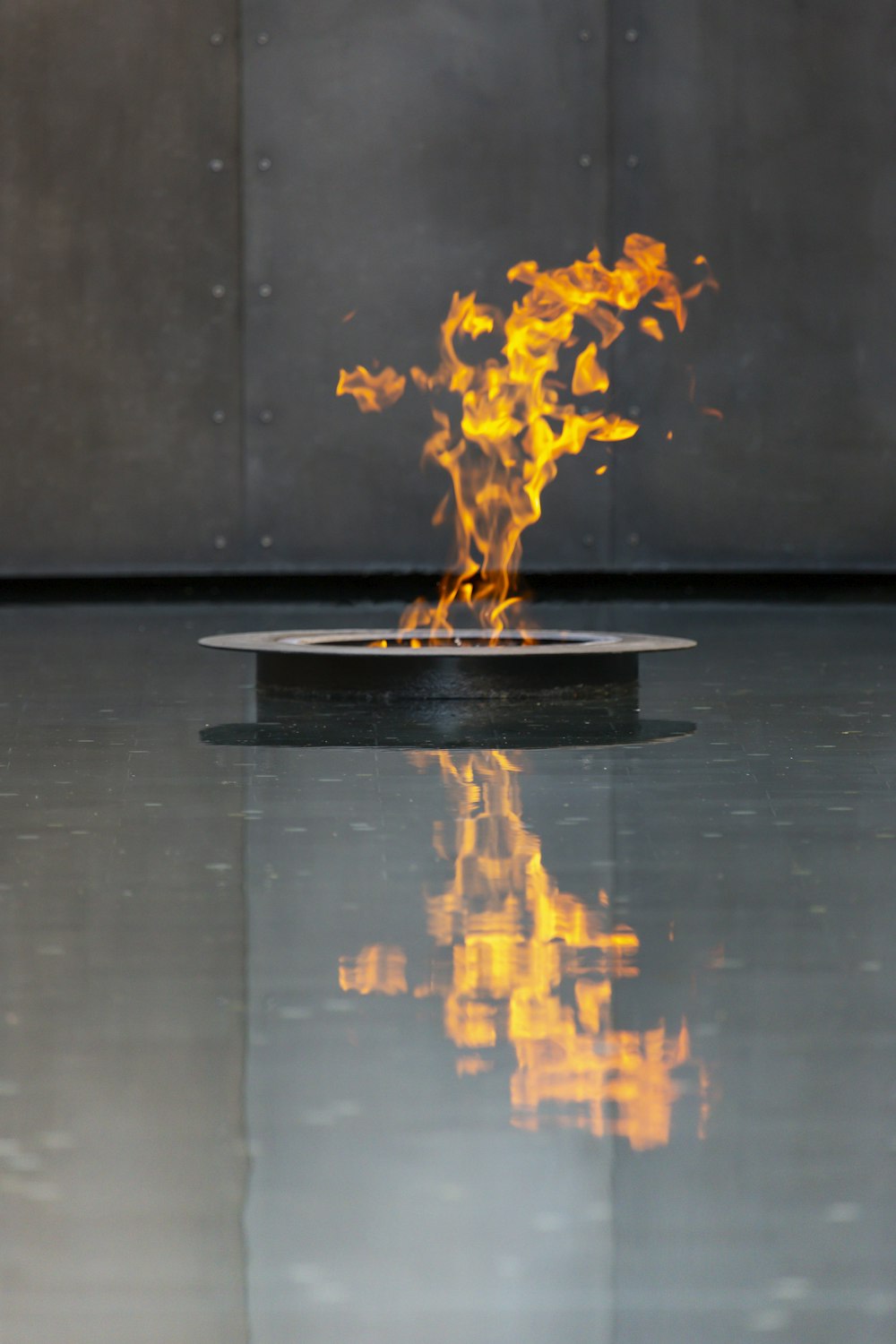 Feu dans un foyer rond noir