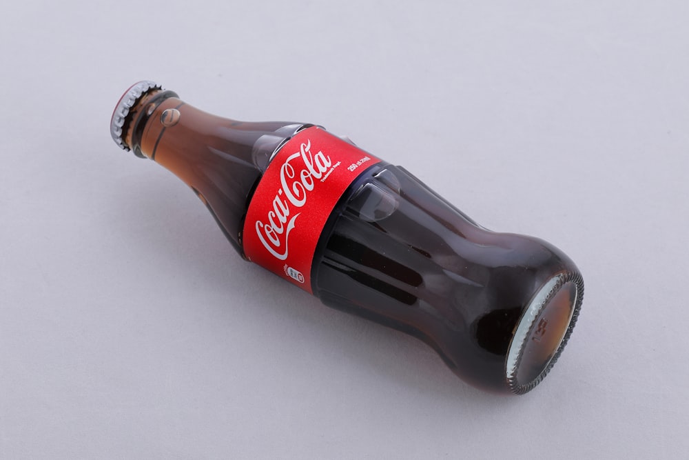 Bouteille de Coca Cola sur table blanche