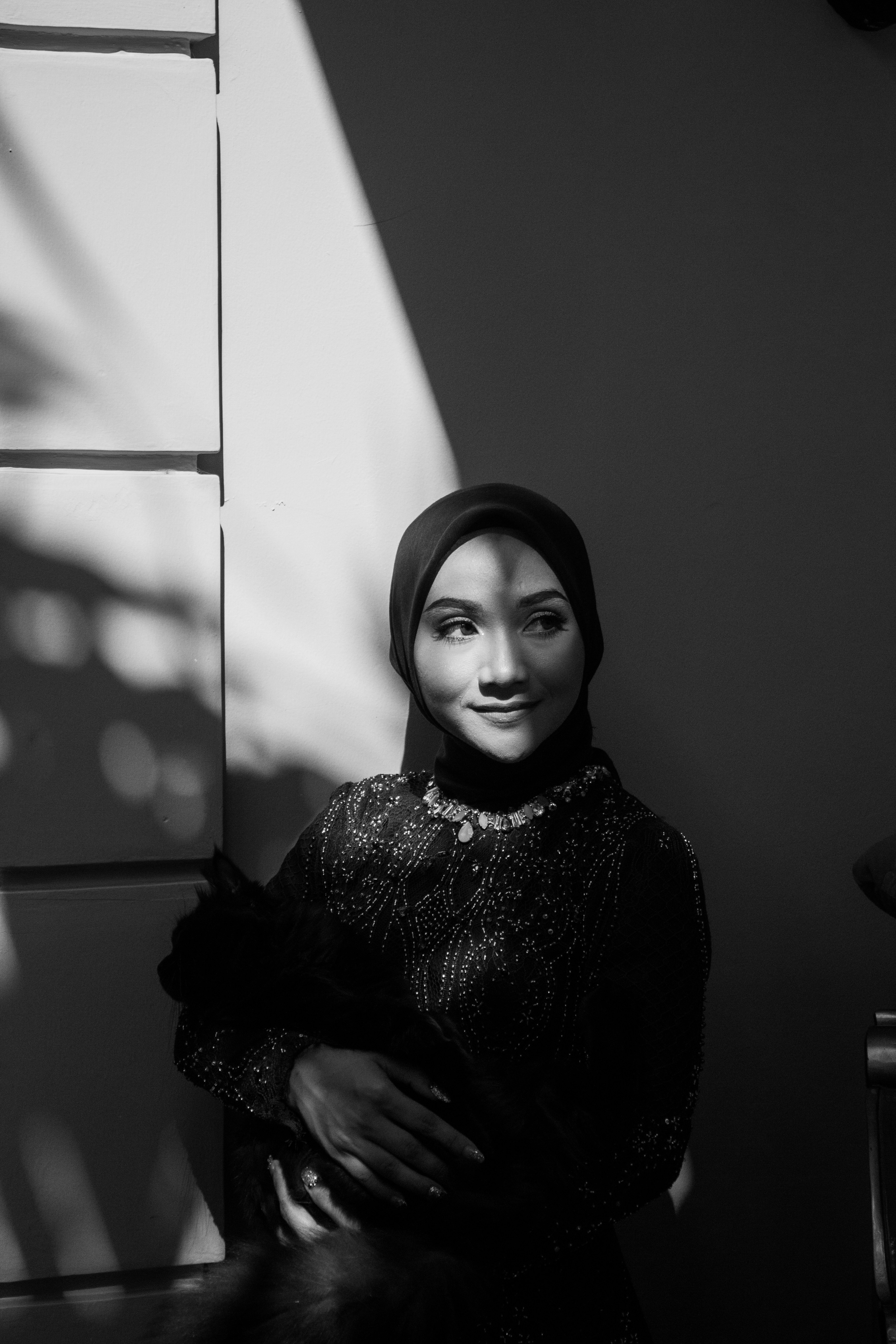 wanita berhijab hitam dan putih