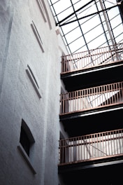 Interior view of a spacious 100m2 cooperative hangar with creative workspaces and natural light.