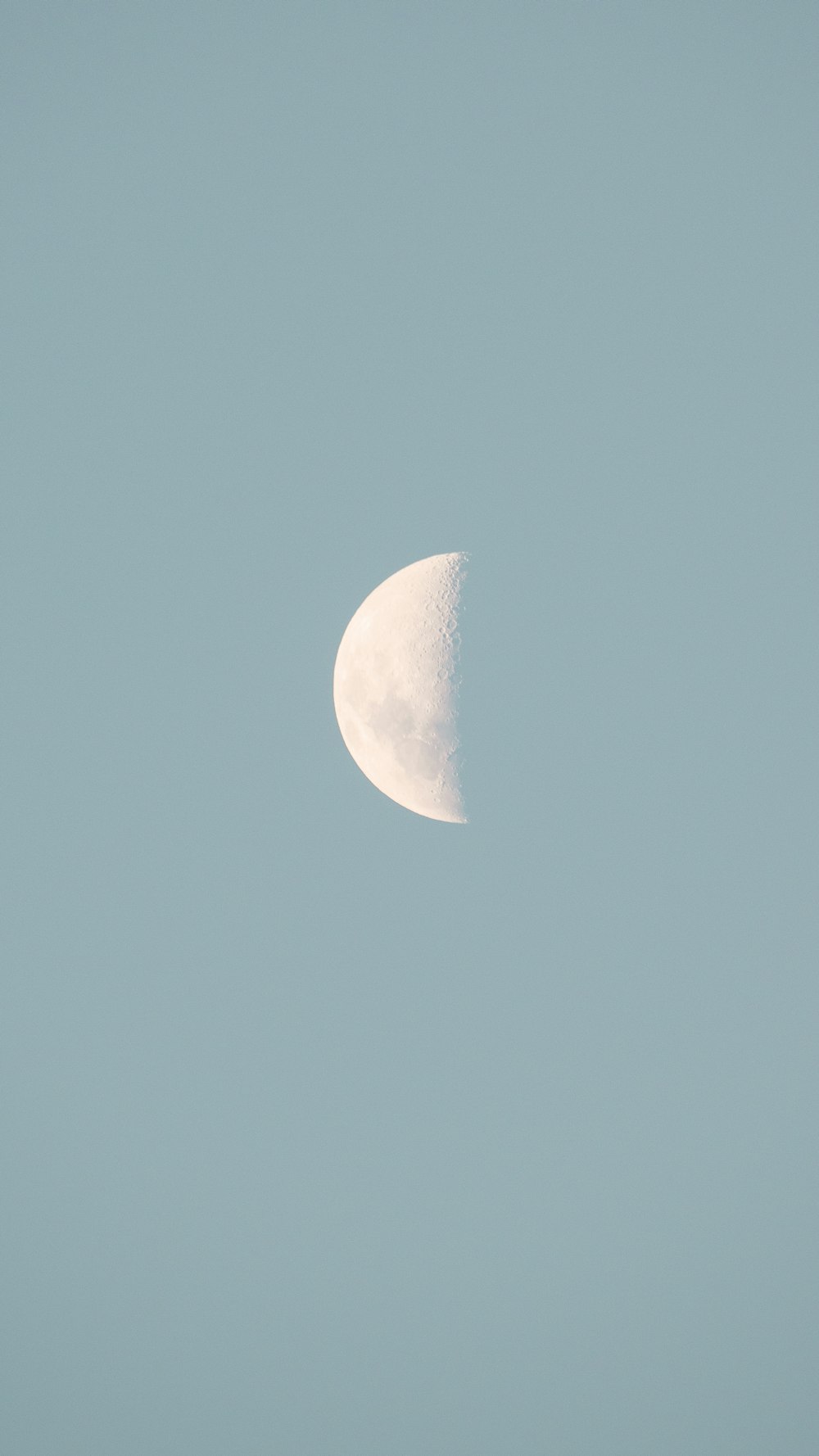 Mặt trăng: Mắt bạn sẽ đắm chìm vào hình ảnh mặt trăng tuyệt đẹp trong đêm đầy mộng mơ. Hãy chiêm ngưỡng sự lãng mạn của vầng trăng bạc trên không trung và cùng tận hưởng khoảnh khắc thư giãn đầy tình cảm.