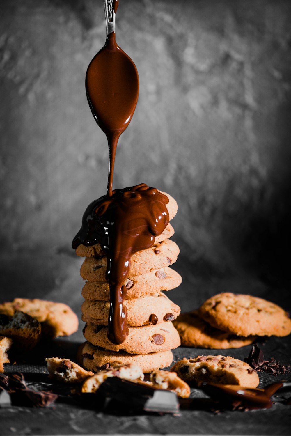 Helado de chocolate sobre cono marrón