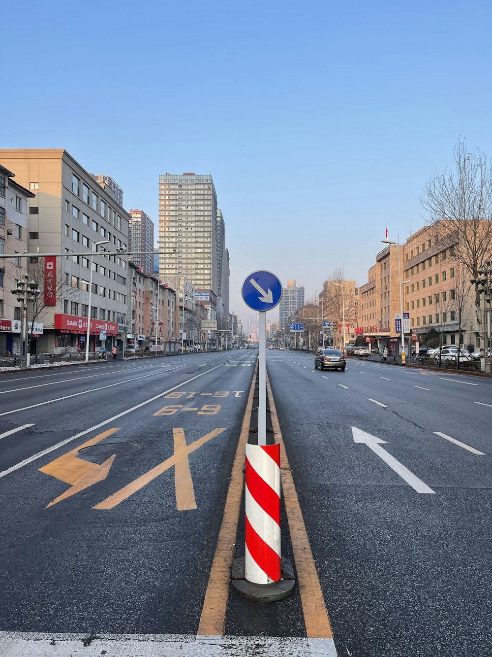 Blau-weißes Stoppschild auf der Straße