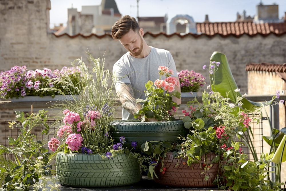 Femme en chemise blanche à manches longues tenant un bouquet de fleurs