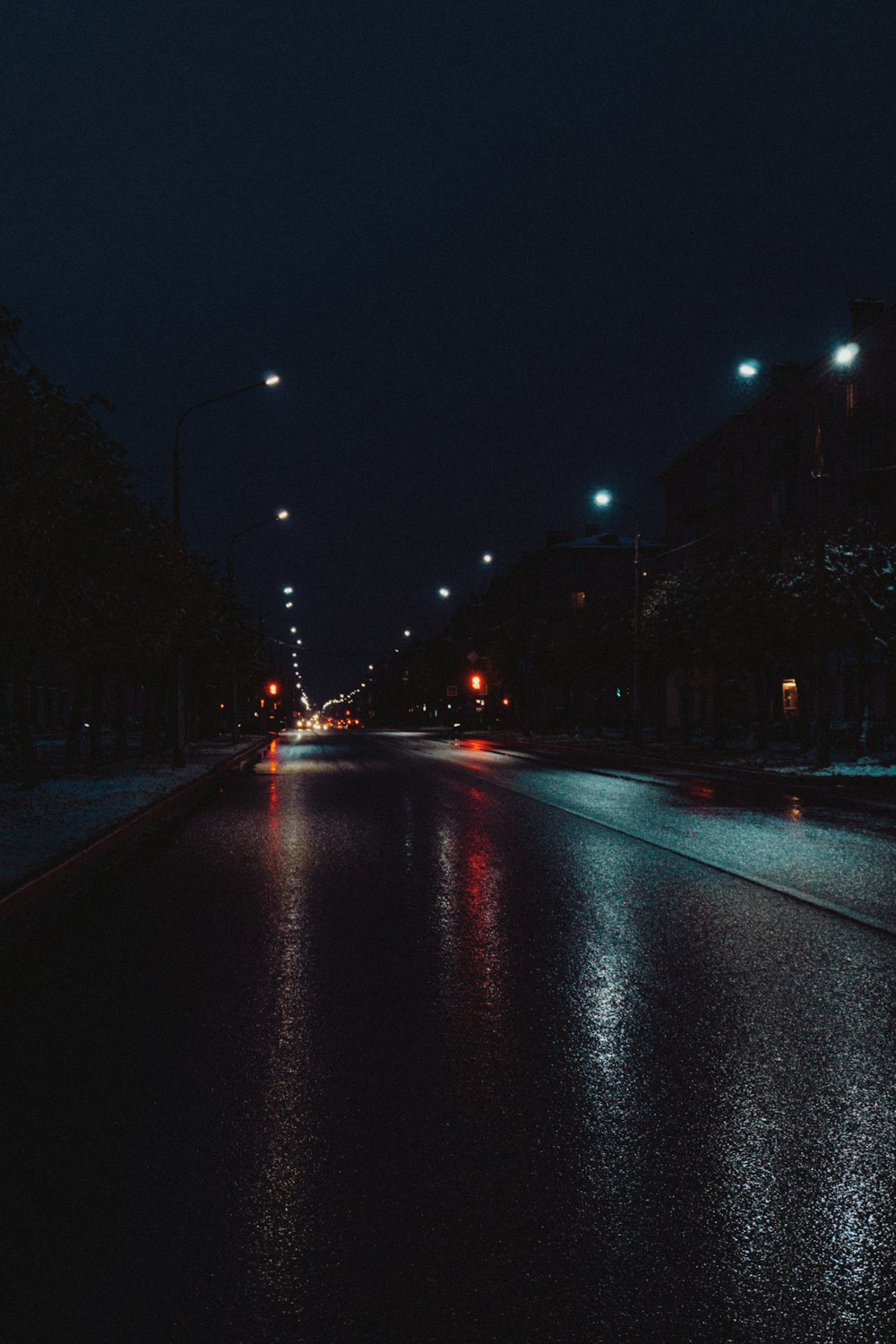 Coches en la carretera durante la noche