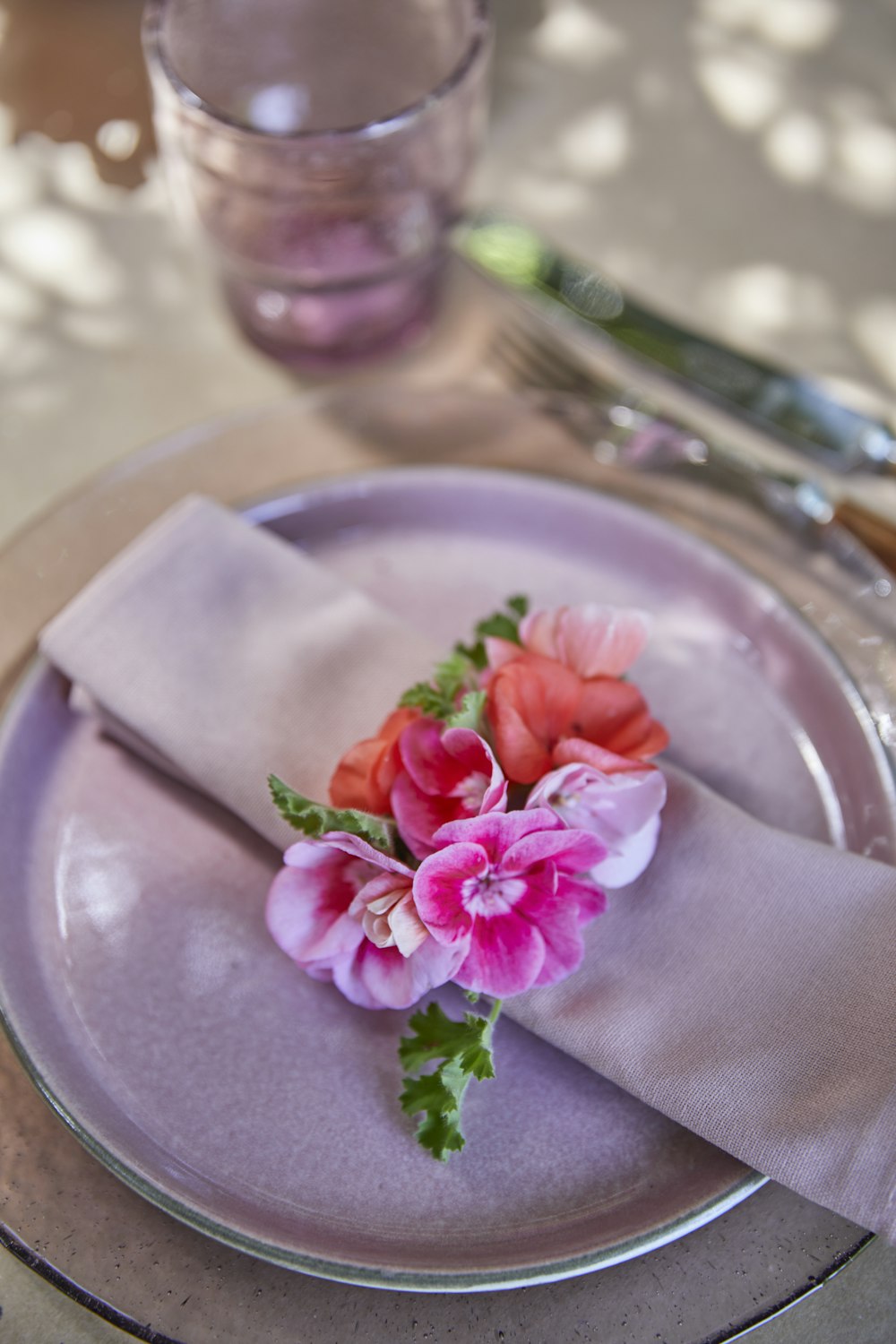 투명 유리 그릇에 분홍색 꽃