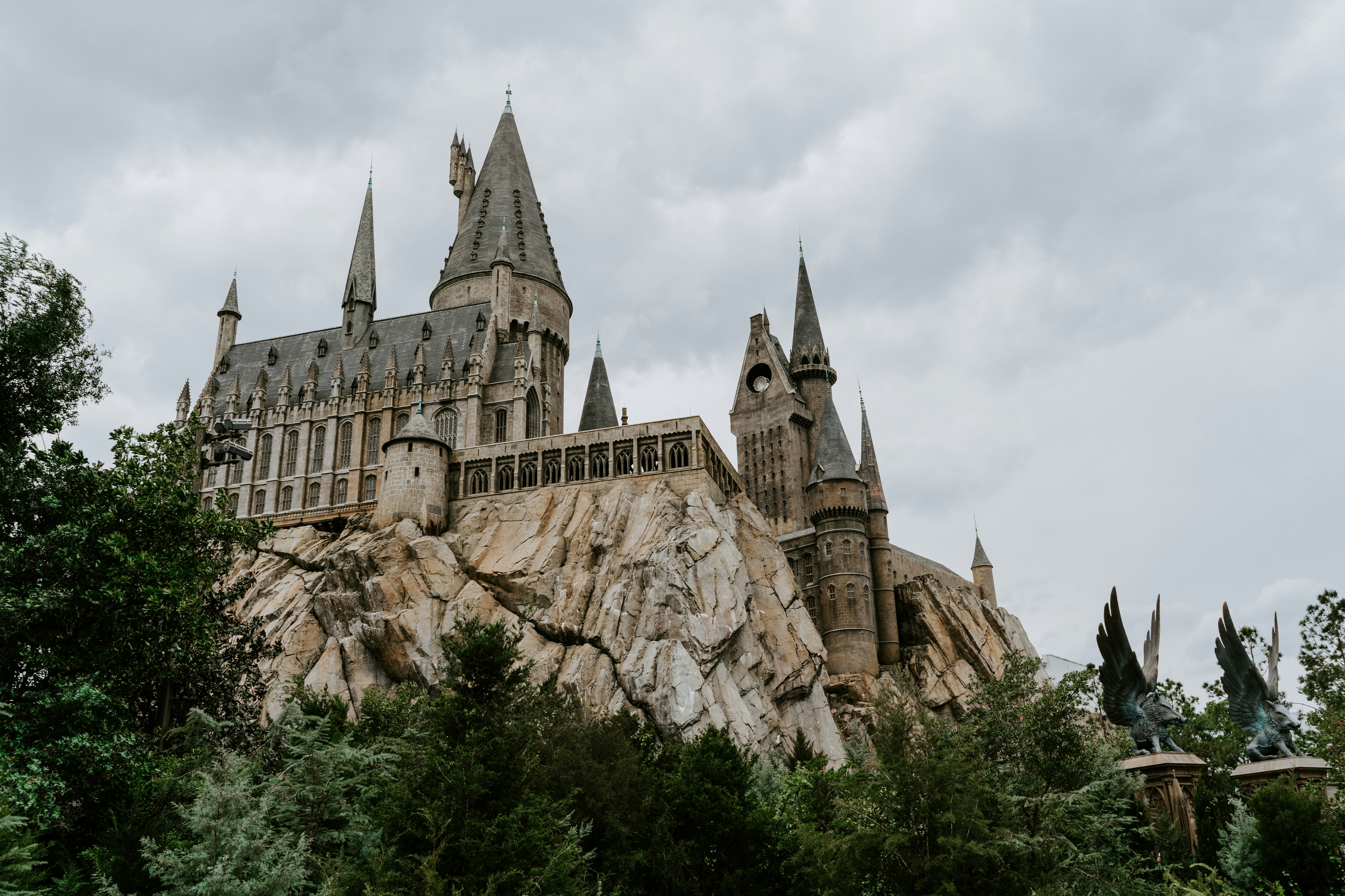 braune Betonburg tagsüber unter weißen Wolken