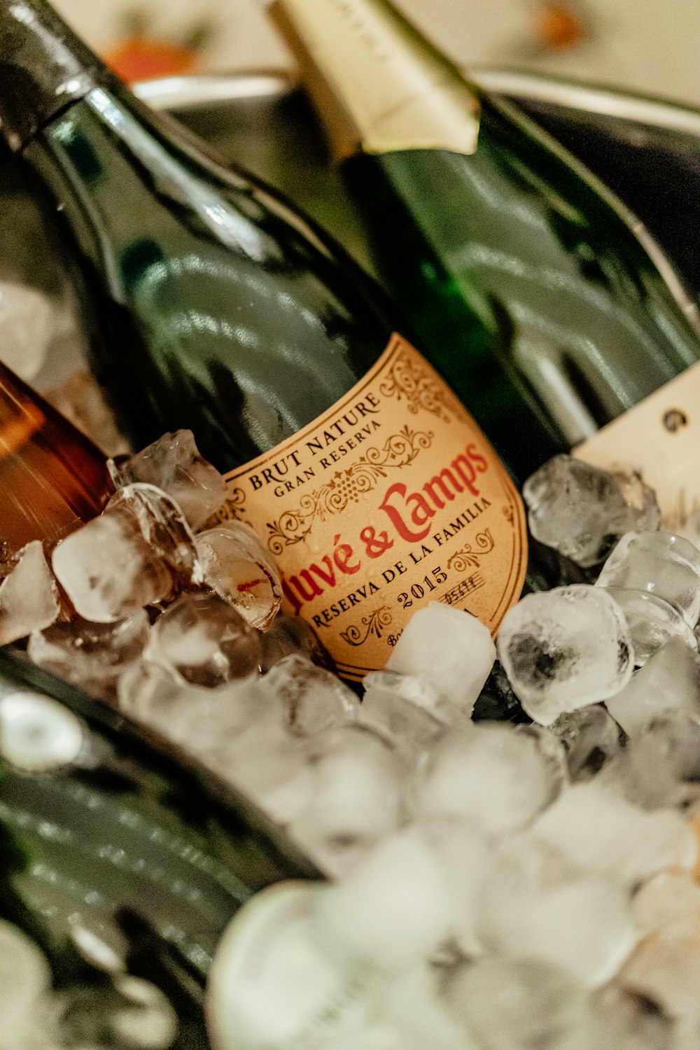 Deux bouteilles de vin et de glace dans un seau