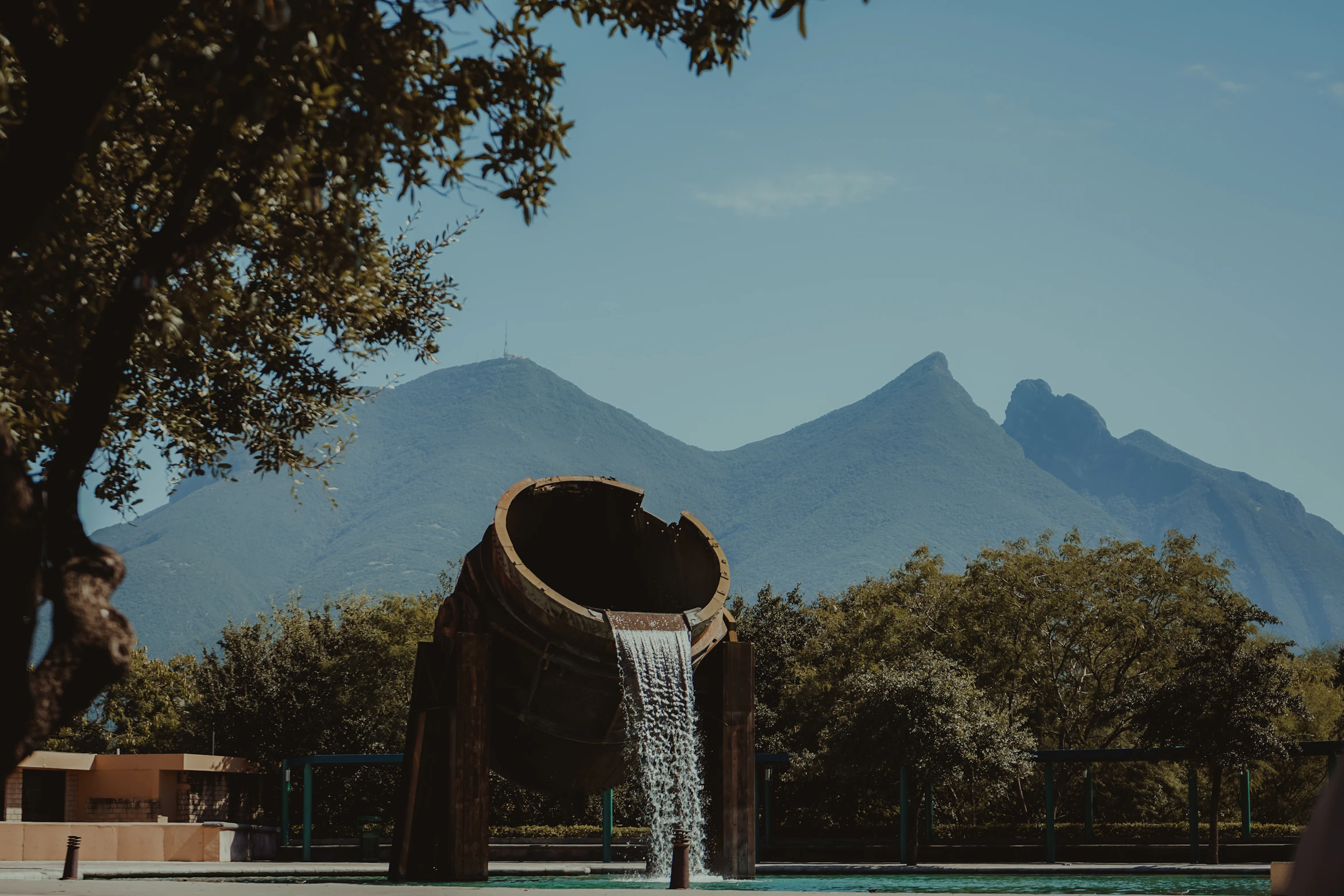 Plataforma de elevación industrial en operación en Monterrey