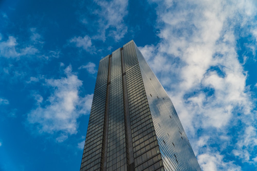 Fotografía de ángulo bajo de un edificio de gran altura bajo el cielo azul durante el día