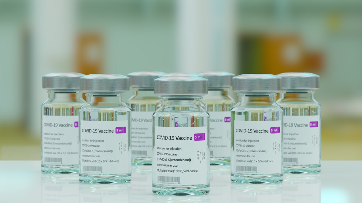 Por qué las nuevas variantes de Covid-19 exigen mejorar las vacunas y tratamientos