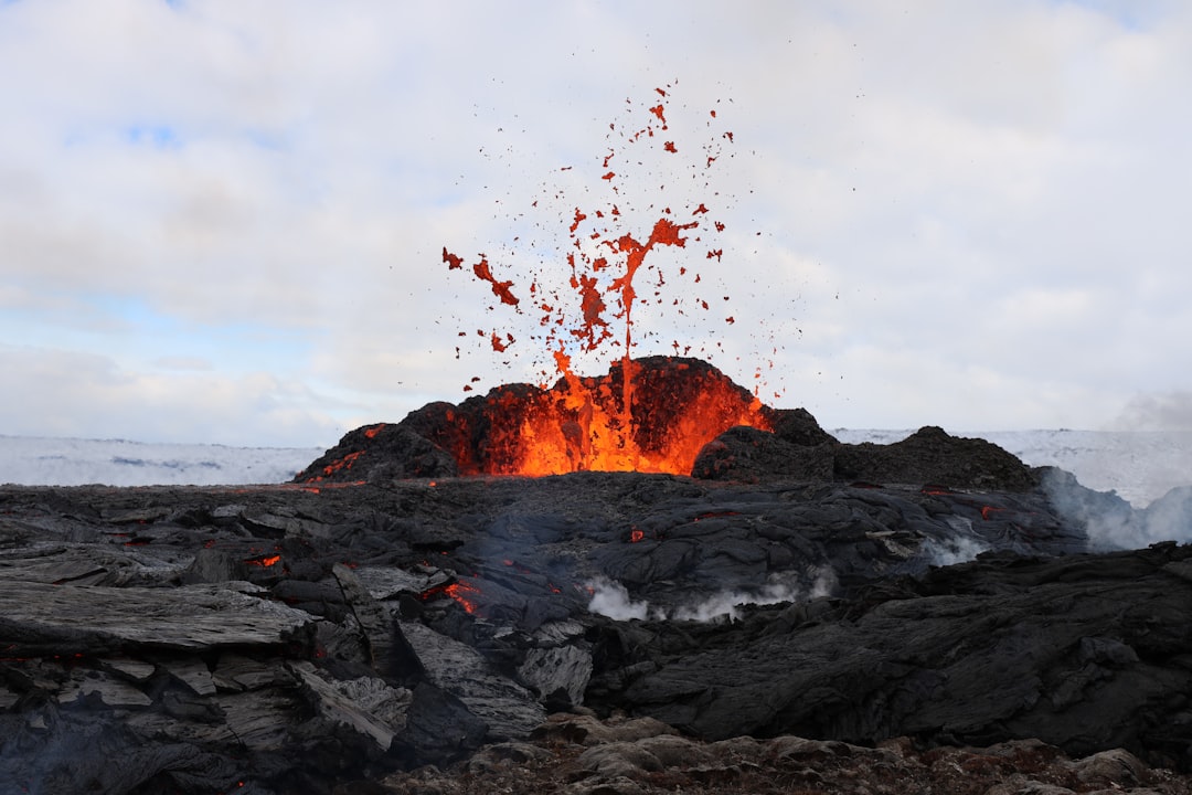 Is it safe to travel and is the eruption affecting flights to and from Iceland?